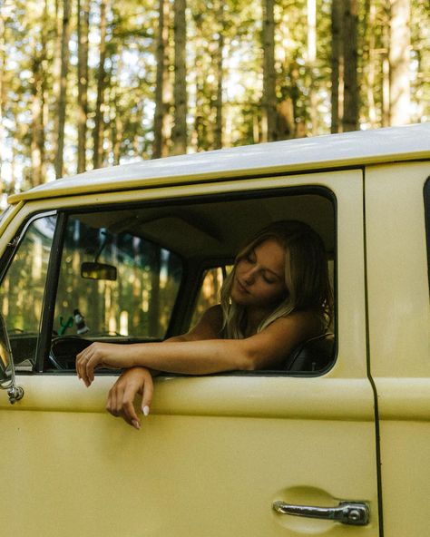 One of the coolest senior Sundays you’ll ever see probably 🤷‍♀️🤭🚌 #portraitphotography #seniorphotos #seniorphotographer #seniorszn #seniorpictures #seniorportraits #washingtonphotographer #californiaphotographer #socalphotographer senior photos, California senior photographer, portrait photographer Old Car Senior Pictures, Senior Photos With Car, Truck Senior Pictures, Car Senior Pictures, Flower Truck, Picture Inspiration, Photographer Portrait, Yellow Car, Senior Poses