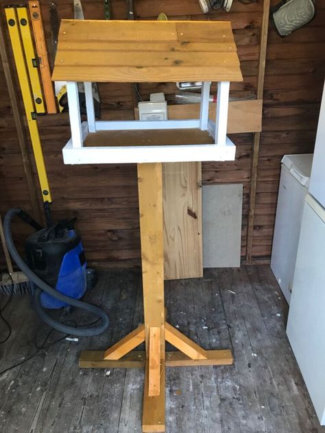 Platform Bird Feeder Diy How To Build, Bird Platform Feeder Diy, Bird Feeder Tray Platform Diy, Platform Bird Feeder Diy, Bird Tables Ideas Diy, Diy Bird Feeder Stand, Free Standing Bird Feeders, Bird Feeding Table, Faux Marble Countertop