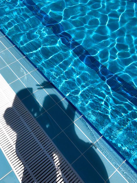 Swimming pool with friends two shadows. Cool poses by the pool that can be inspiration for social media posts or stories. Pool Fake Story, Swimming Instagram Story, Pool Snapchat Story, Pool Story Instagram, Antalya Story, Pool Day Insta Story, Pool Side Aesthetic, By The Pool Aesthetic, Pool Snap