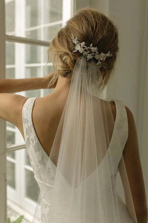 Bride Hair Up With Veil, Wedding Hairstyles Side, Floral Headpiece Wedding, Wedding Hair Side, Bridal Hair Veil, Hair Wreaths, Veil Hairstyles, Bridal Hairstyles, Floral Headpiece