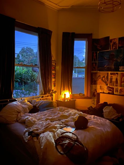 Brown Room Aesthetic Bedroom, Dark Fall Bedroom, Cherry Red Bedroom, Brown Cozy Bedroom, Dark Orange Bedroom, Room With Brown Walls, Cozy Life Aesthetic, Low Light Bedroom, Dark Brown Room