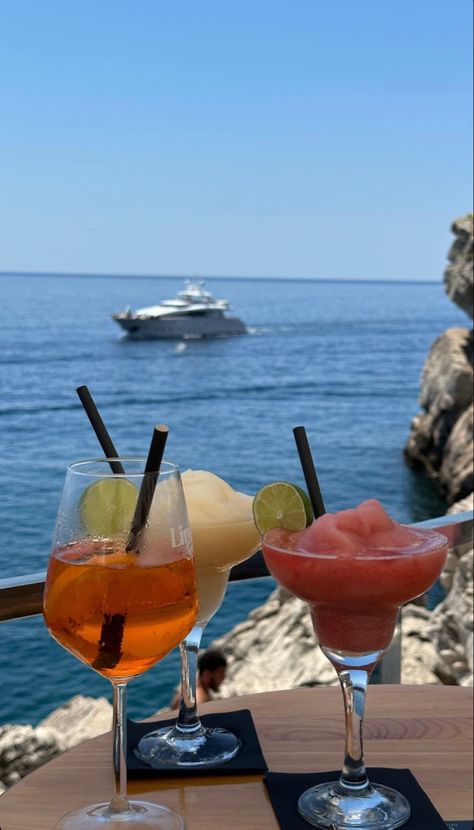 Summer Drinks Alcohol, Pretty Drinks, Surfing Waves, Italian Summer, Dream Lifestyle, Fashion Mistakes, Summer Dream, Summer Pictures, Story Instagram