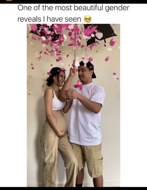 A couple opens up an umbrella to
Have confetti (in the color of pink) fall out. It reveals the gender  of the baby. Umbrella Gender Reveal, Gender Reveal Drinks, Gender Reveal Photography, Creative Gender Reveals, Gender Reveal Baby Shower Themes, Christmas Gender Reveal, Fall Pregnancy Announcement, Gender Reveal Announcement, Pregnancy Gender