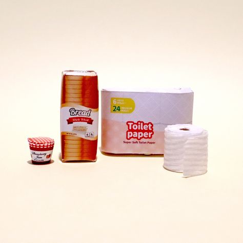 Download our free "Stockup" kit miniature printables of bread loaf, jam and toilet paper designs? We have the templates in 1/6th as well as 1/12th scales. If you are as obsessed as I am with miniatures and are looking for ways to be creative on a budget, you will LOVE our free miniature printable website. Diy Dollhouse Miniatures, Miniature Bread, Bread Jam, Doll House Wallpaper, Miniature Dollhouse Accessories, Barbie Printables, Dollhouse Rug, Dollhouse Miniatures Kitchen, Diy Barbie Furniture