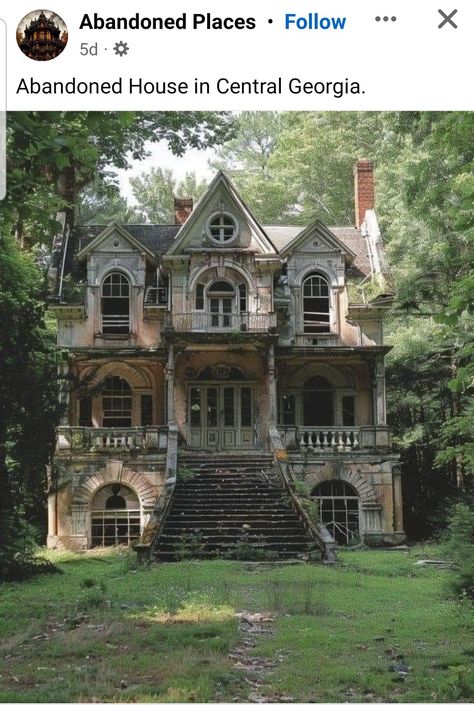 Victorian Abandoned Houses, Scary Victorian House, Punk House Exterior, Gothic House Outside, American Gothic Architecture, Southern Gothic Farmhouse, Abandoned Victorian Homes, Victorian Barndominium, My Future House