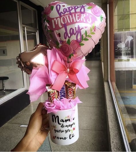 Mother Day Candy Bouquet Gift Ideas, Mothers Day Mug Ideas, Mug Bouquet, General Gift Ideas, Candy Gifts Diy, Diy Gifts For Mothers, Mothers Day Balloons, Candy Bouquet Diy, Valentine Gift Baskets