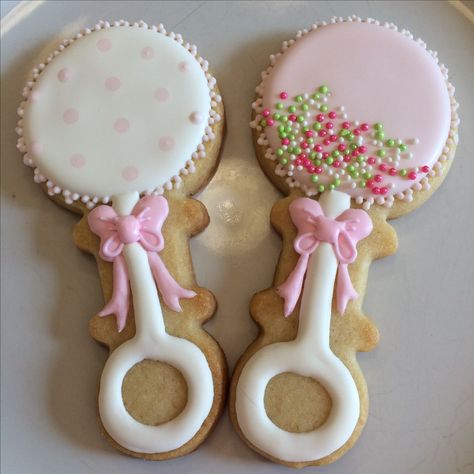 Baby rattle cookie Baby Rattle Sugar Cookies, Baby Rattle Cookies Decorated, Rattle Cookies Decorated, Baby Cookies Decorated, Baby Rattle Cookies, Rattle Cookies, Royal Icing Cookies Recipe, Ideas Cupcakes