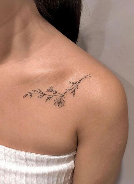 If you love minimalistic tattoos, collarbone designs are the perfect fit. Check out these simple yet stunning ideas. #MinimalistTattoo #CollarboneTattoo #SimpleDesigns #TattooInspiration Collarbone Tattoo Ideas, Colorful Hummingbird Tattoo, Collarbone Tattoos, Clavicle Tattoo, Care Bear Tattoos, Collarbone Tattoo, Cute Simple Tattoos, Bone Tattoos, Daisy Tattoo