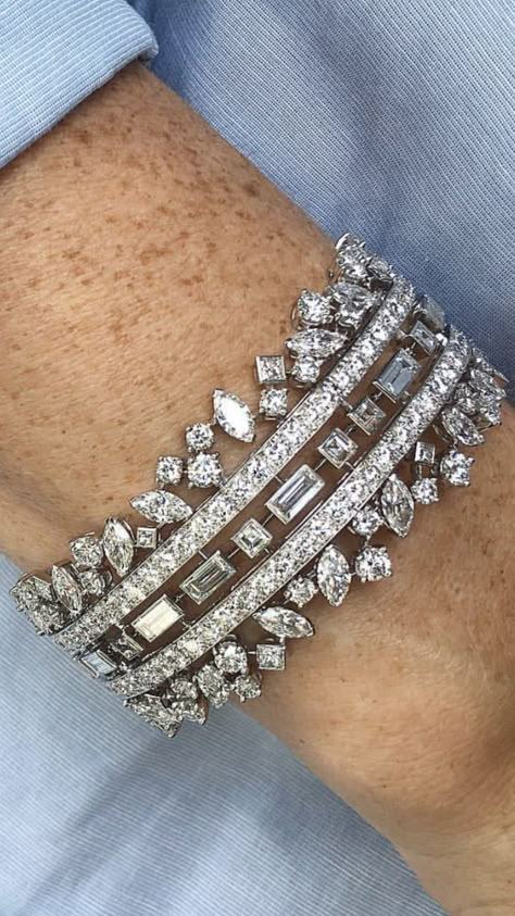 Daimond Bangel Design, Diamond Kada Bracelets, Grandmother Jewelry, Diamond Cuff Bracelet, Diamond Bracelet Design, Diamond Bangles, Bangles And Bracelets, Diamond Jewelry Necklace, Indian Jewelry Sets