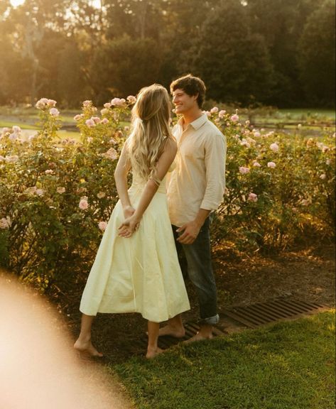 Summer Couple Outfits For Pictures, Boho Engagement Photos Outfits Fall, Fairy Garden Engagement Photos, Garden Photoshoot Outfit Ideas, Old Style Engagement Photos, Soft Engagement Photos, Cottage Core Couples Photoshoot, Wedding Photos In A Field, Engagement Photos Style