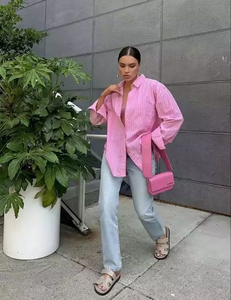 a spring to summer look with a pink striped button down blue jeans neutrals sandals and a pink bag Colorful Button Down Shirt Outfit, Open Button Down Shirt Outfit, Pink Button Down Shirt Outfit, Dk Outfit, Poplin Shirt Outfit, Button Shirt Outfit, White Top And Blue Jeans, 2025 Outfits, Pink Button Up Shirt