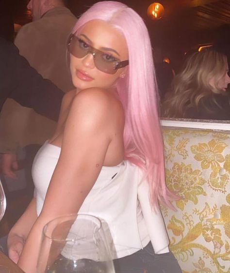 3,011 Likes, 7 Comments - 🍭 (@kyliekily) on Instagram: “top secret🤍” Kylie Jenner Pink Hair, Kylie Jenner Pink, Kylie Jenner Blonde, Stile Kylie Jenner, Kylie Jenner News, Kylie Baby, Estilo Kylie Jenner, Summer Outfits Minimalist, Kylie J