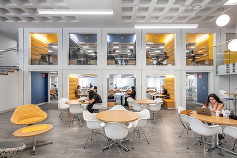 The iZone at University of Rochester was created to inspire and realize ideas. The facility was designed with two distinct zones: a back-of-house area for independent and group study and an expansive front-of-house space complete with amphitheater seating, where students can gather and share and display projects. Office Design Concepts, Open Office Design, Cafeteria Design, Blitz Design, Corporate Office Design, Interior Design School, Interior Fit Out, Open Office, California Design