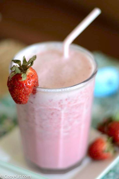 Orange Julius Smoothie, Starbucks Pink Drink Recipe, Starbucks Pink Drink, Pink Drink Recipes, Starbucks Strawberry, Smoothie Shop, Orange Drinks, Refreshing Summer Drinks, Pink Drink