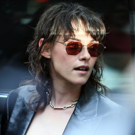 Kristen Stewart Fashion, Lesbian Mullet Haircut, Kirsten Stewart Mullet, Kristen Stewart Mullet, Lesbian Shaggy Hair, Lesbian Mullet Haircut Curly, Kristen Stewart Short Hair, Queer Haircut, Kristen Stewart Hair