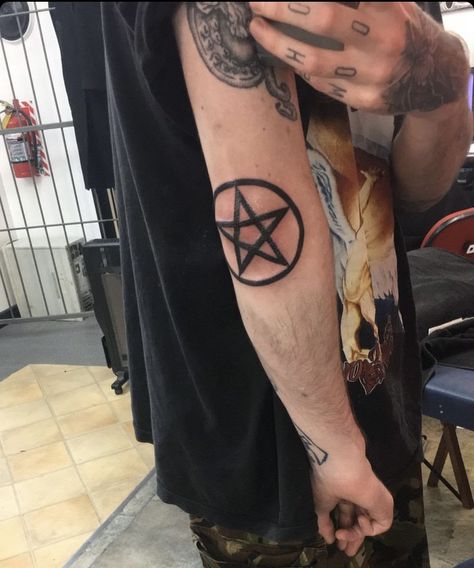 Pentagram Elbow Tattoo, Pentacle Tattoo Design, Vintage Halloween Tattoos, Pentacle Tattoo, Pentagram Tattoo, Elbow Tattoo, Hand Doodles, Elbow Tattoos, 3 Tattoo