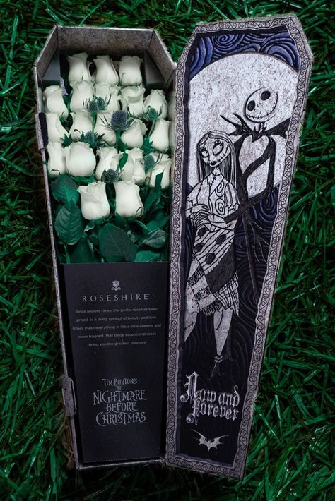 Show Your Love With A 'Nightmare Before Christmas' Themed Rose Bouquet Set In A Mini Coffin Nightmare Before Christmas Gifts, Nightmare Before Christmas Wedding, Nightmare Before Christmas Decorations, Christmas Bouquet, Cute Couple Gifts, Christmas Rose, Halloween Season, Rose Bouquet, Nightmare Before