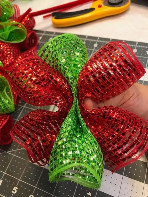 Real Christmas Wreaths, Christmas Deco Mesh Wreath, Diy Deco Mesh Wreath, Christmas Deco Mesh, Deco Mesh Wreaths Diy, Mesh Wreath Tutorial, Diy Budget, Mesh Wreath Diy, Deco Mesh Christmas Wreaths