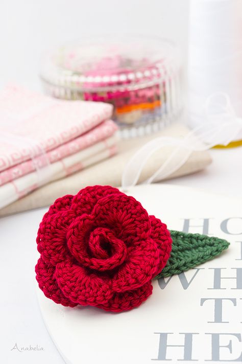 Natural-looking crochet rose, free pattern Crochet Rose Brooch, Crochet Flower Corsage, Crochet Corsage Pattern Free, Crochet Roses Free Pattern, Diy Crochet Rose, Crochet Corsage, Free Crochet Rose Pattern, Temperature Blanket Crochet, Wedding Crochet Patterns