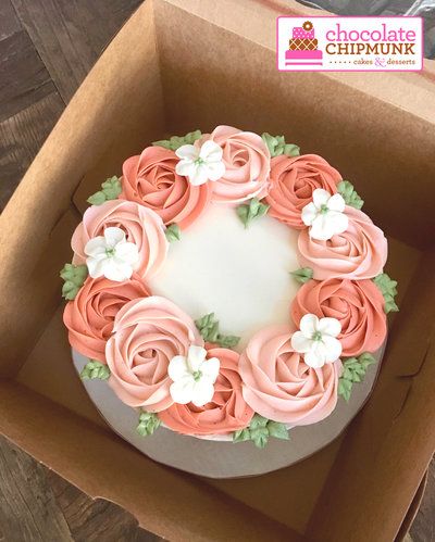 Frosting Flowers, Piping Flowers, Mini Torte, Buttercream Flower, Buttercream Flower Cake, Cake Decorating Classes, Salty Cake, Cake Decorating Designs, Buttercream Flowers