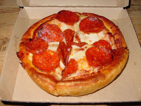 personal pan pizza Pizza Hut Personal Pan Pizza, Personal Pan Pizza Recipe, Personal Pan Pizza, Pizza Pie Recipe, Pizza Pepperoni, Personal Pizza, Taco Pizza, Movie Snacks, Pizza Pie