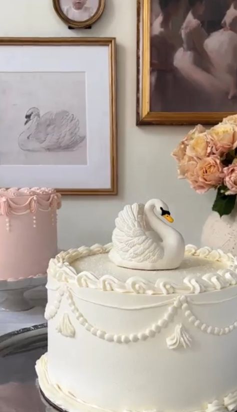 Swan Cake Ideas, Swan Lake Baby Shower Ideas, Swan Party Decorations, Swan Theme Baby Shower Ideas, Swan Theme Cake, Swan First Birthday Party, Swan Theme Birthday Party, Swan Birthday Theme, Veil Editorial