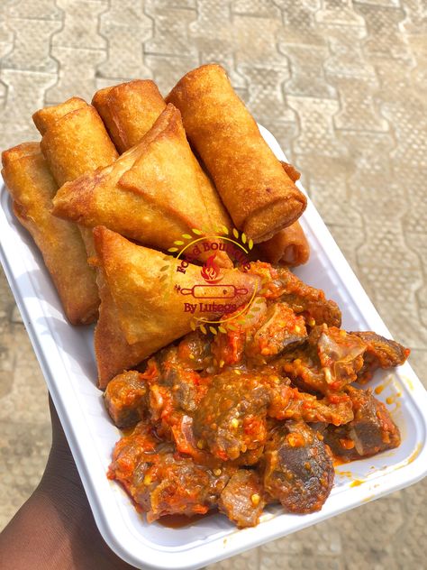 This delicious small chops platter is to be served at parties, homes, etc. Nigerians loves it😃😃😃 Small Chops Package Ideas, Small Chops Package In Nigeria, Small Chops Platter, Food Tray Ideas, Party Gifts For Kids, Small Chops, Nigerian Party, African Recipes Nigerian Food, Restaurant Designs