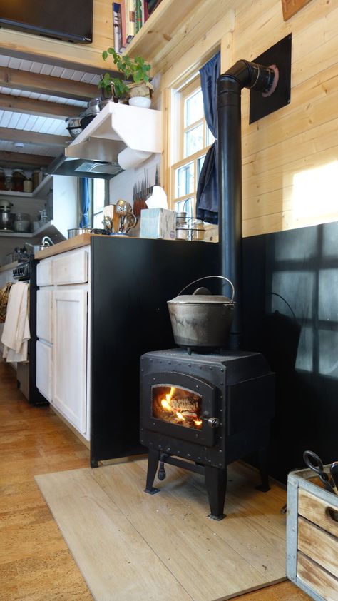 Small Wood Stove, Off Grid Tiny House, Tiny House Inspiration, Tiny Cabins, Tiny House Kitchen, Cabin Kitchens, Casa Container, Tiny Cabin, Tiny House Interior