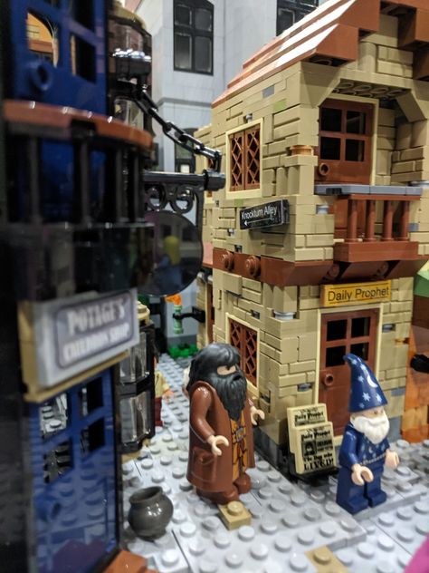 Diagon Alley – building the magical street in LEGO – Blockwarts – A LEGO Harry Potter fan site Knockturn Alley, The Leaky Cauldron, Wizard Wheezes, Leaky Cauldron, Diagon Alley, Lego Harry Potter, Harry Potter Fan, Wizard, Hogwarts