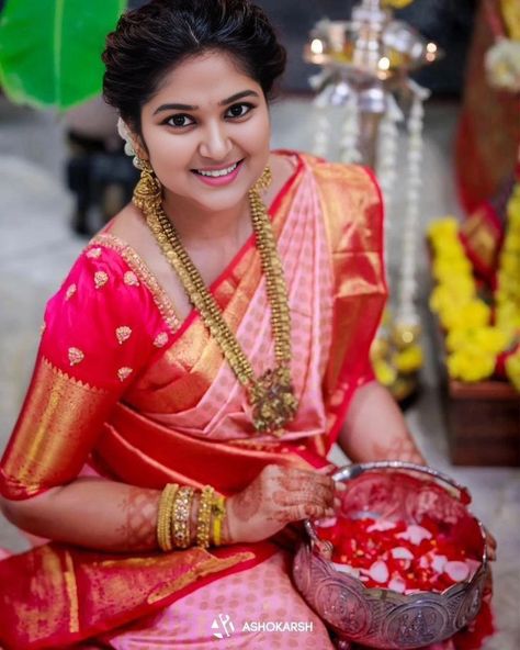 Roja Actress, Sneha Saree, Wife Cooking, Sneha Prasanna, Actress Sneha, Sneha Actress, Room Boy, Silk Thread Bangles Design, Latest Silk Sarees