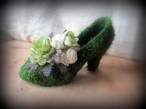 Is this not the cutest shoe? Moss Shoes Diy, Moss Projects, Moss Shoes, Moss And Flowers, Moss Wedding, Succulent Ideas, Moss Decor, Fairy Shoes, Succulent Gardens