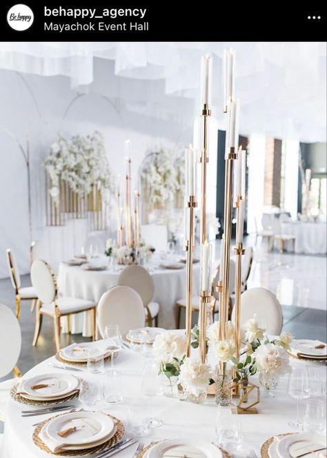 Gold Candlestick Centerpiece, Candelabra Wedding Centerpieces, Tall Flower Arrangements, Candelabra Wedding, Wedding Reception Design, Gold Centerpieces, Low Centerpieces, Candle Wedding Centerpieces, Tafel Decor