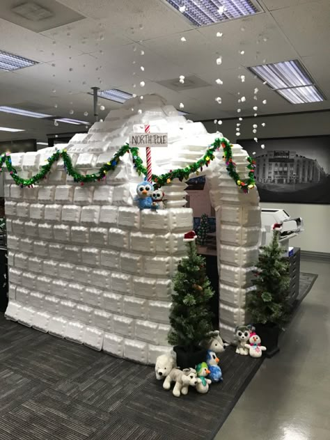 Christmas Cubicle Themes, Igloo Cubicle Decorations, Decorate Office Christmas, Winter Wonderland Cubicle Decorations, Holiday Cubicle Decorating Contest, Holiday Desk Decorating Contest, Cubicle Holiday Decor, Christmas Cubical Decor, Cubicle Decor Christmas