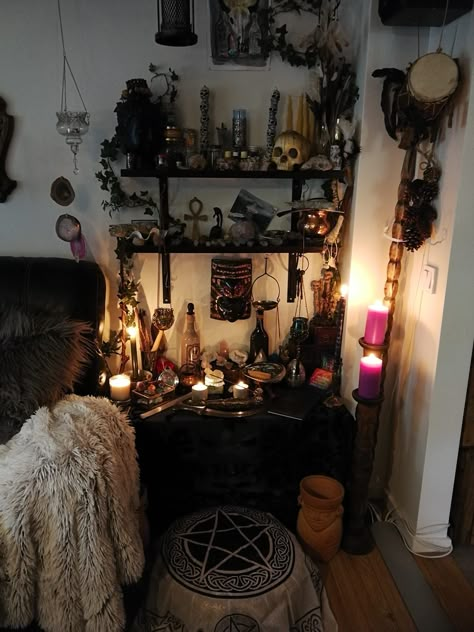 Goth Bedroom, Gothic Room, Gothic Bedroom, Decor Ideas Bedroom, Dark Home Decor, Dreamy Room, Home Decor Living Room, Dream Room Inspiration, Gothic Home Decor