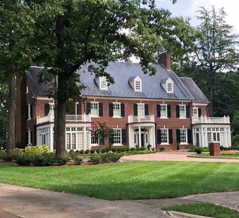 Beautiful center entry brick Georgian, slate roof, portico, black shutters Red Brick Colonial, Colonial House Exteriors, Georgian Style Homes, Red Brick House, Georgian Homes, Colonial Style, Colonial House, Dream House Exterior, House Goals