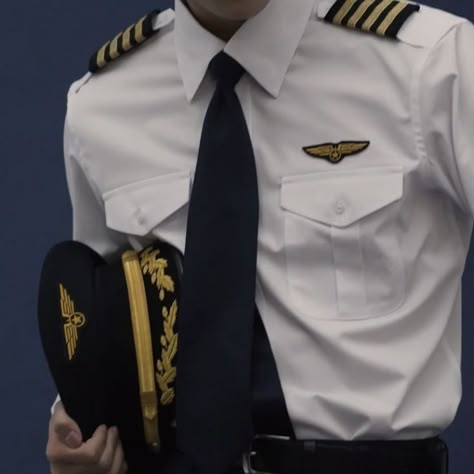 Pilot Uniform Men, Pilot Career, Ugly Love Colleen Hoover, Pilot Uniform, Yangyang Wayv, Pilots Aviation, Men's Uniforms, Airplane Pilot, Ugly Love