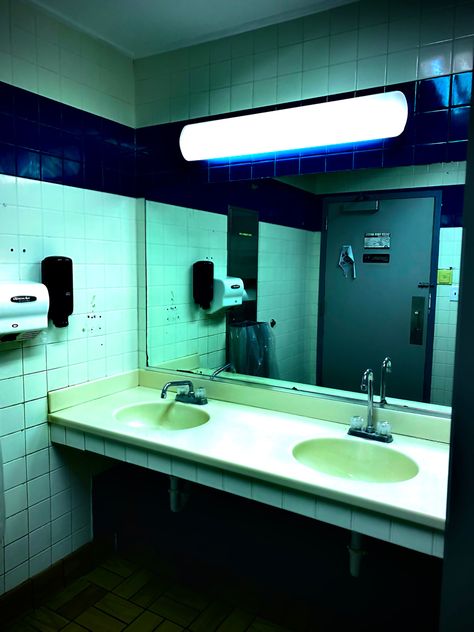 Highschool Bathroom, Long Bathroom Mirror, Background Studies, Long Bathroom, Aesthetic Bathroom, Bathroom Sink, Lighted Bathroom Mirror, Bathroom Mirror, Log