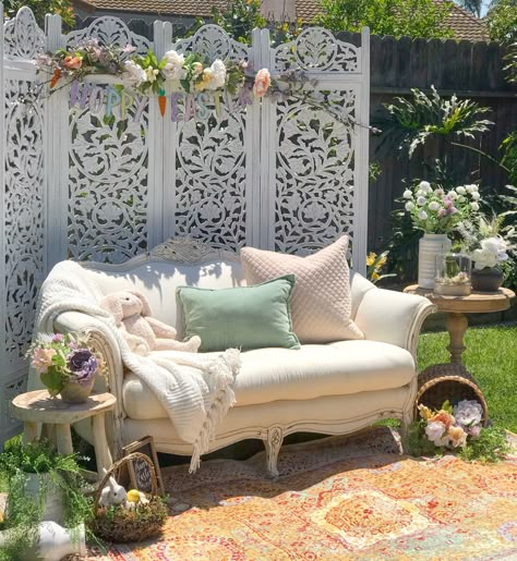 French Country Backdrop, Couch With Backdrop, Photo Lounge Wedding, Easter Picture Backdrop Ideas, Easter Photo Booth Church, Lounge Backdrop, Easter Photo Backdrop Ideas, Tea Party Backdrop, Photography Props Ideas