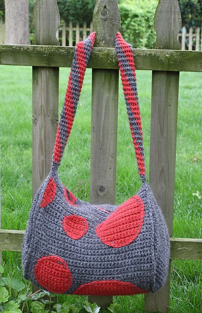 17 beautiful crochet market bags and totes for your next shopping trip | MadameStitch Crochet Duffle Bag, Duffle Bag Pattern, Duffle Bag Patterns, Sc Crochet, Bag Pattern Free, Bag Hook, Crochet Market Bag, Crochet Bags Purses, Yarn Store