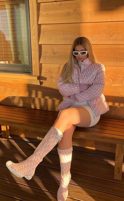 Craving Christmas from The Kardashian-Jenners' Winter 2020 Vacation on E! Online Stylizacje Kylie Jenner, Moda Kylie Jenner, Kristen Jenner, Kylie Scott, Dior Coat, Looks Kylie Jenner, Estilo Kylie Jenner, Kylie Jenner Look, Kyle Jenner