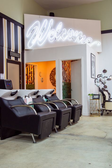 Hairroin Salon Trendy Hair Salon Interior, Retro Hair Salon Aesthetic, Vintage Salon Aesthetic, Cosmetology Business, Salon Aesthetic, Mexican Hairstyles, Hair Salon Interior, 80s Hair, Salon Ideas