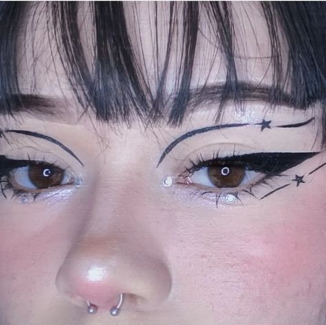 Cute Eyeshadow Ideas For Brown Eyes, Ptv Concert Makeup, Thick Eyeliner Looks, Cute Grunge Makeup, Unique Eyeliner Looks, Anime Eyeliner, Easy Graphic Eyeliner, Black Graphic Liner, Cute Eyeliner