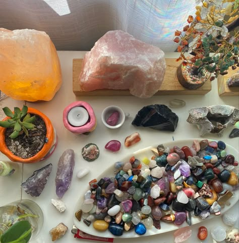 Crystal Altar Sacred Space, Vision Board Ideas 2023, Crystal Setup, Opal Eyes, Crystal Seashells, 2023 Aesthetic, Vision Board Ideas, Crystal Room, Crystal Vibes