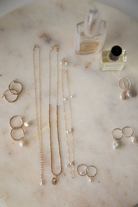 Classic Jewelry Essentials, French Jewelry Style, Minimalism Jewelry, Pearls Aesthetic, Diy Jewelry Rings, Accesories Jewelry, French Jewelry, Jewelry Design Earrings, Earrings Inspiration