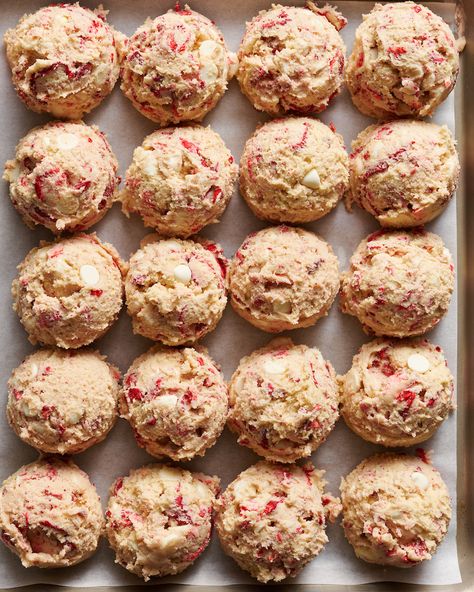 Strawberries And Cream Biscuits, Levain Strawberry Cookies, Cookie Base Dough, Freeze Dried Fruit Cookies, Dehydrated Strawberries Recipes, Freeze Dried Strawberry Recipes Baking, Uses For Freeze Dried Strawberries, Recipes Using Dried Strawberries, Strawberry Milkshake Cookies