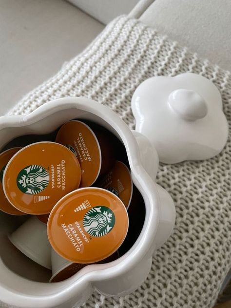 Café Starbucks, Starbucks Caramel, Coffee Obsession, Caramel Macchiato, Think Food, Coffee Corner, Coffee Capsules, Aesthetic Coffee, Coffee Date