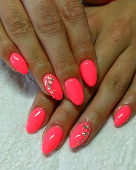 Almond Shaped Nails Designs Summer Hot Pink, Neon Hot Pink Nails, Bright Pink Vacation Nails, Neon Pink And Purple Nails, Neon Nails With Rhinestones, Nails Fucsia Hot Pink, Neon Vacation Nails, Coral Red Nails, Vacation Nails Pink