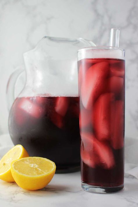 Hibiscus Ginger Tea Hibiscus Recipe, Yummy Fruit Smoothies, Tea Drink Recipes, Tea Drinks, Drink Recipes Nonalcoholic, Herbal Teas Recipes, Iced Tea Recipes, Clean Plates, Healthy Teas