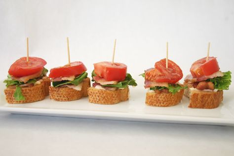 BLT Bites Blt Appetizer, Mini Blt, Blt Bites, Baby Shower Brunch Food, Appetizer Sandwiches, Appetizer Bites, Shower Food, Snacks Für Party, Party Food Appetizers