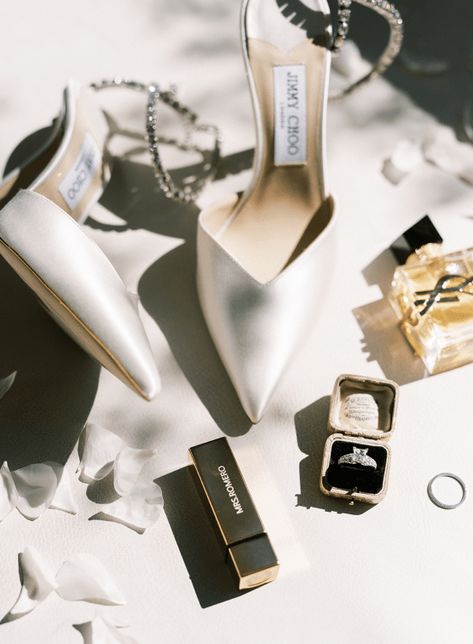 Modern Wedding 2023, Wedding Photography Theme, Bridal Wedding Accessories, Modern Flat Lay Wedding, Wedding Day Perfume Photos, Bride Morning Ideas, Luxury Wedding Flatlay, Wedding Detail Flat Lay, Stationary Wedding Photography